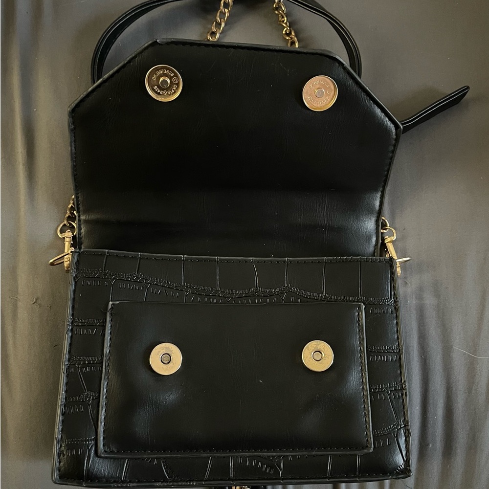 Elegant Black Croc-Embossed Handbag - Picture 3 of 4